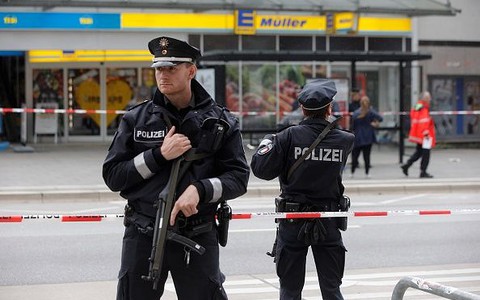 Atak nożownika w Hamburgu, jedna osoba nie żyje