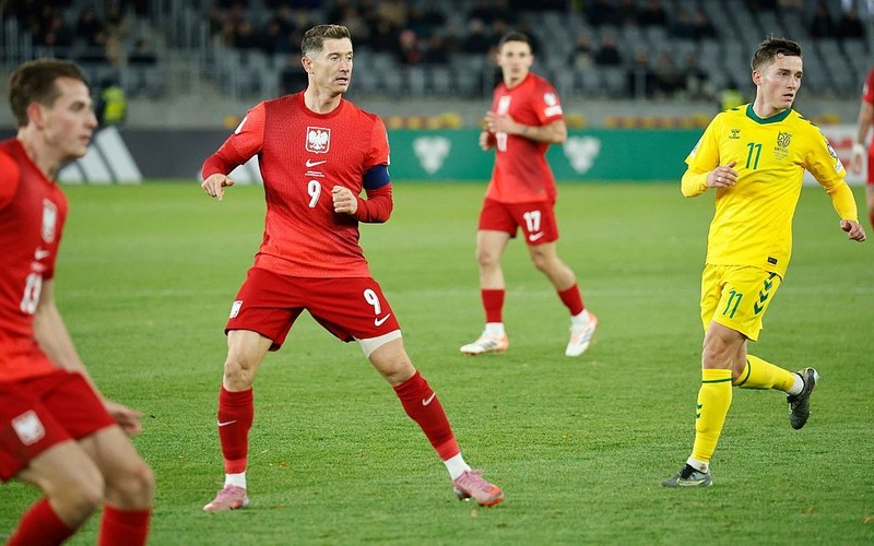 Media: Injury won't help Lewandowski fight for Barcelona's starting spot