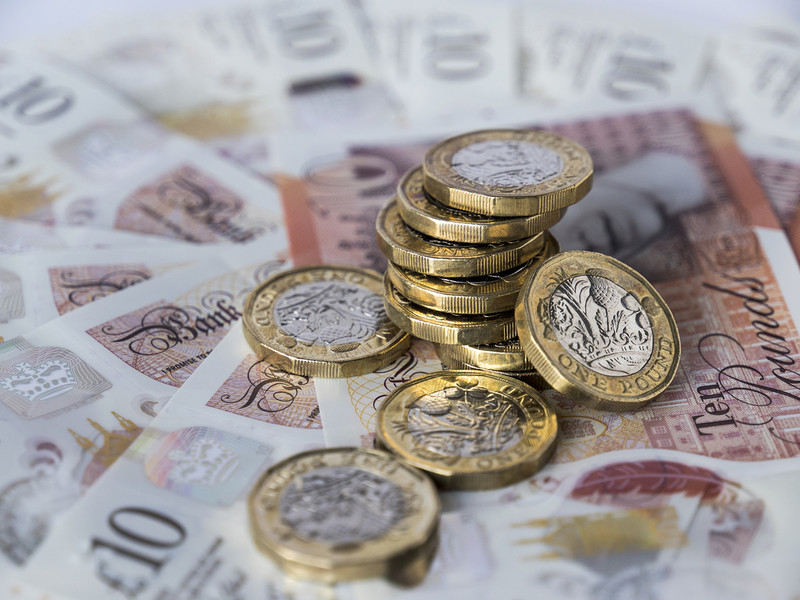 UK: Wzrost wynagrodzeń słabnie, koszty życia rosną