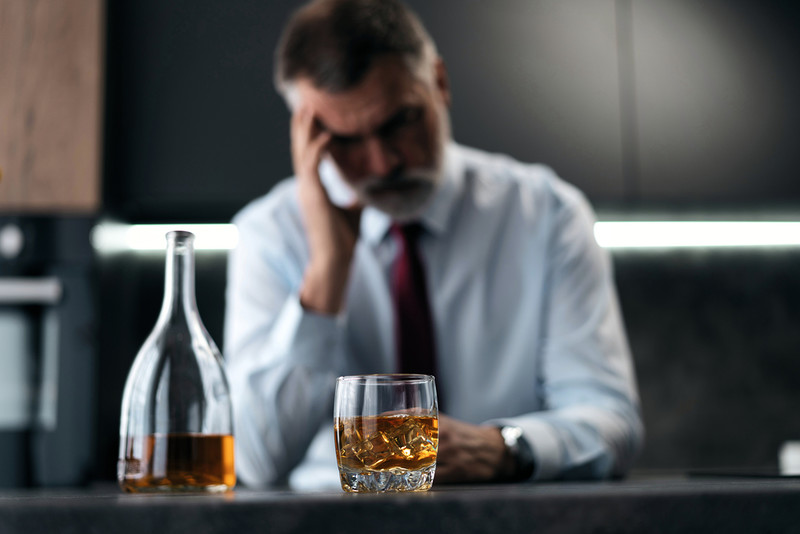 Eksperci biją na alarm: Alkohol i narkotyki niszczą brytyjskie rodziny coraz częściej