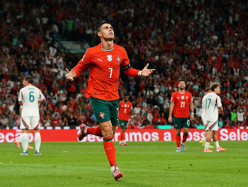 Portugalczyk Ronaldo najlepiej opłacanym piłkarzem wg magazynu "Forbes". Jak wypadają inni?