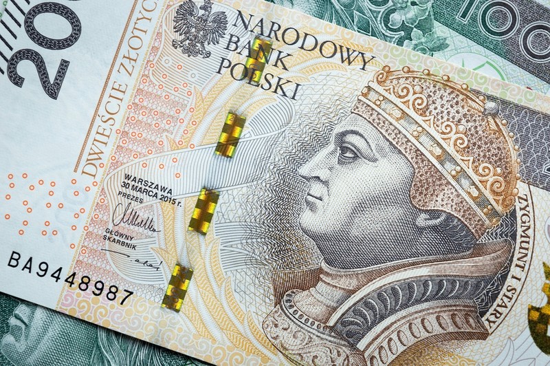 Migranci zarobkowi wciąż przesyłają do Polski miliardy złotych