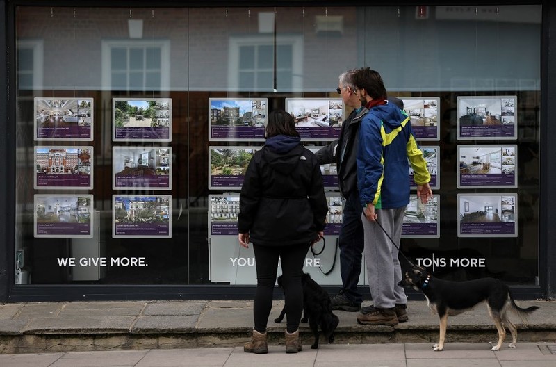 Rynek nieruchomości w UK hamuje z obawy o wyższe podatki