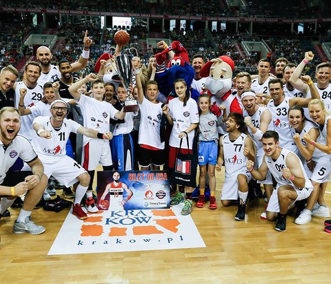 The winning team of stars Marcin Gortat at the end of the 10th edition of camps