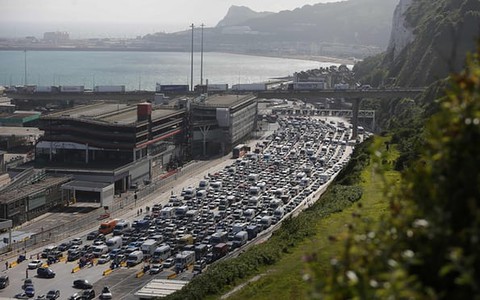 Brexit border chaos will cause huge delays and cost £1bn a year, says report