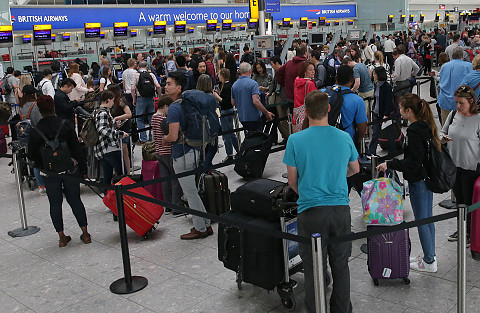 Lotniska pękają w szwach z powodu rekordowego pod względem podróży lata w UK
