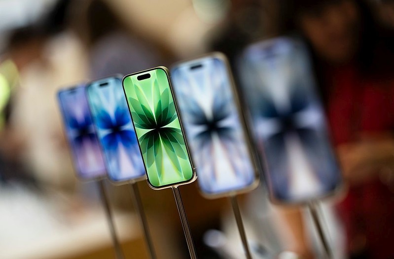 UK: Zakupy złota i technologii napędzają silną sprzedaż detaliczną