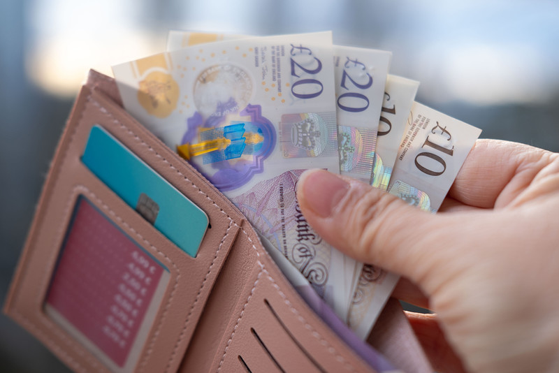 UK: Universal Credit wzrośnie w 2026 r. Nawet 450 funtów więcej dla beneficjentów