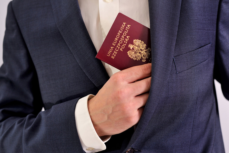 Szef MSWiA: Osoby ubiegające się o polskie obywatelstwo powinny przejść merytoryczną ocenę