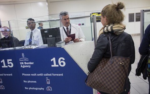 "Times": Opóźnienia na lotniskach dla pasażerów spoza strefy Schengen