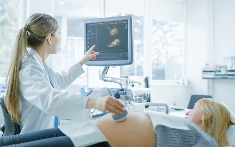 Badania USG w ciąży w niektórych prywatnych klinikach w UK mogą zagrażać życiu matek i dzieci