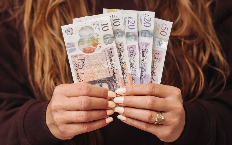 Coraz więcej mieszkańców UK pożycza pieniądze od rodziny zamiast od banku