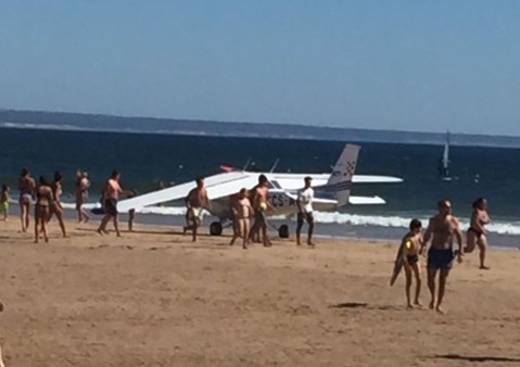 Portugalia: Samolot awaryjnie lądował na plaży. Dwie osoby nie żyją