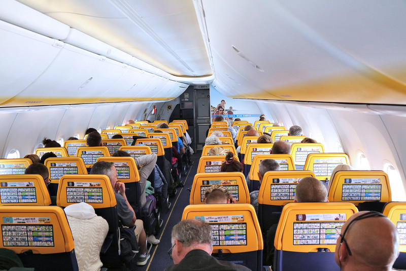 Ryanair zmienia zasady: Od jutra wejście na pokład samolotu tylko z cyfrową kartą
