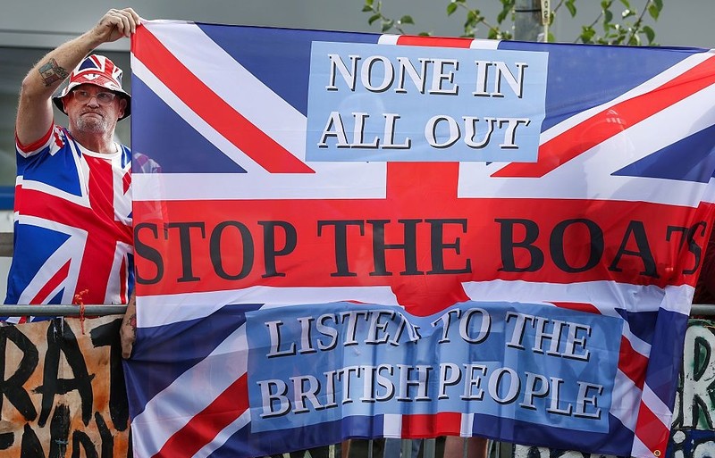 Migrants ‘could be offered £100 a week’ to leave asylum hotels