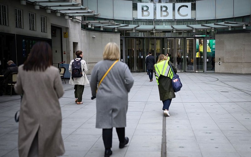 Ustępujący szef BBC oczekuje mobilizacji dziennikarzy w obliczu pozwu Trumpa