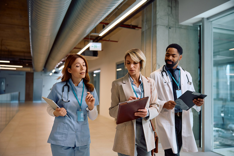 Tysiące pracowników NHS w Anglii straci pracę w imię reformy i planu ograniczenia biurokracji