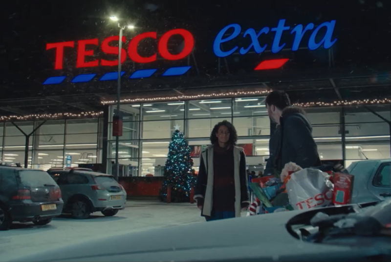 Klimat bożonarodzeniowego chaosu w zabawnej reklamie świątecznej Tesco