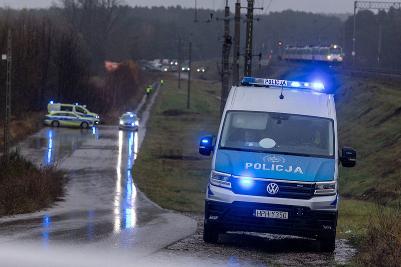 Po atakach na infrastrukturę kolejową rząd wprowadził najwyższy dotąd stopień alarmowy w Polsce