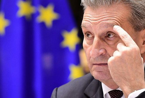 Komisarz Oettinger: Brytyjczycy muszą płacić na UE co najmniej do 2020 roku