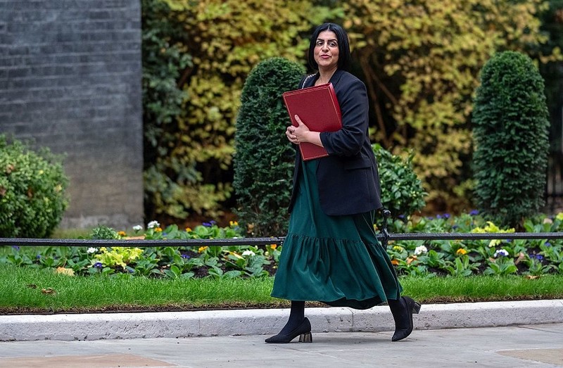 Rząd UK chce płacić jeszcze więcej azylantom za powrót do kraju. "To opłacalny interes"