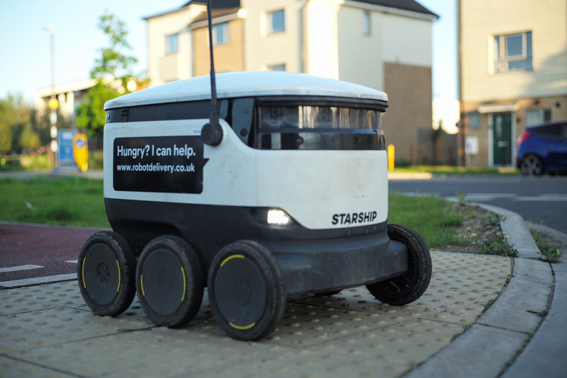 Autonomiczne roboty Uber Eats zaczną dostarczać jedzenie w UK jeszcze w tym roku