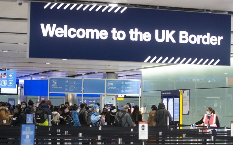 Net migration to UK drops 69% year on year, ONS figures show  Figure of 204,000 in 12 months to June