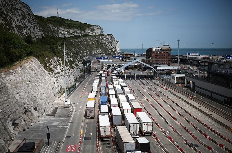 UK: Dwaj Rumuni skazani za próbę nielegalnego wywiezienia do Francji 49 migrantów