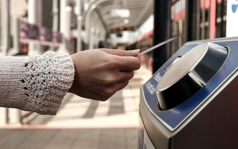 Wkrótce ruszy płatność zbliżeniowa za przejazd na lotnisko Stansted i do innych stacji pod Londynem 