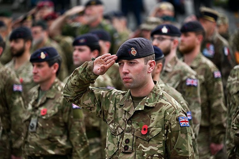 UK: Po latach spadków więcej osób zgłasza się do sił zbrojnych, niż z nich odchodzi