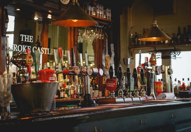 UK: Budżet mocno uderzył w sektor hotelarsko-gastronomiczny. Koszty poniosą klienci