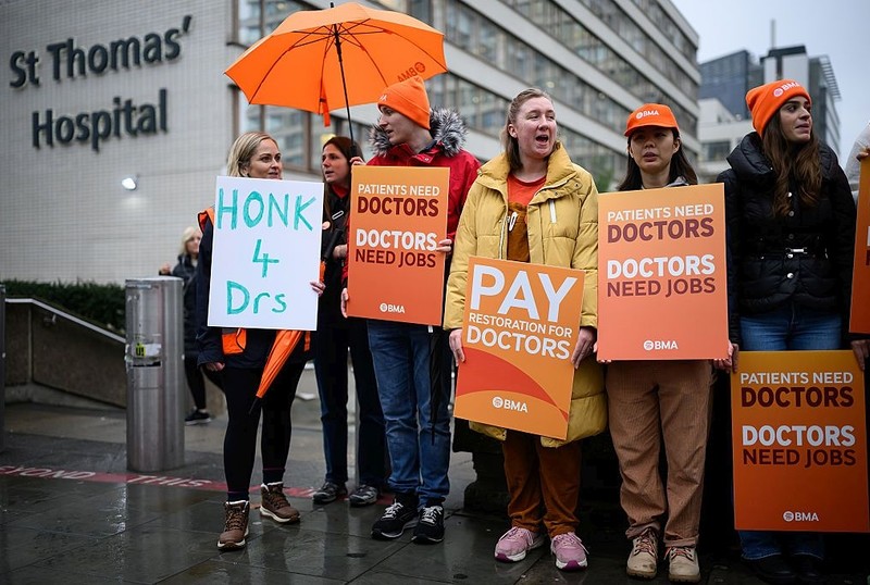 Lekarze rezydenci w Anglii przystąpią do strajku przed Bożym Narodzeniem