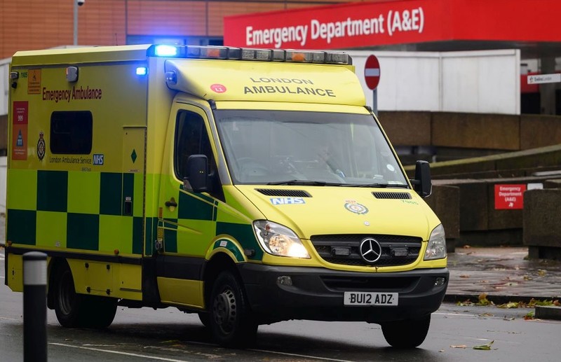 Londyn: Wzrost liczby połączeń na numer 999. Sezon grypowy się zaostrza