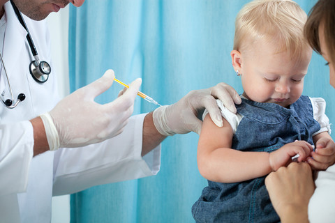 CBOS: 73 proc. Polaków sądzi, że szczepionki są bezpieczne dla dzieci