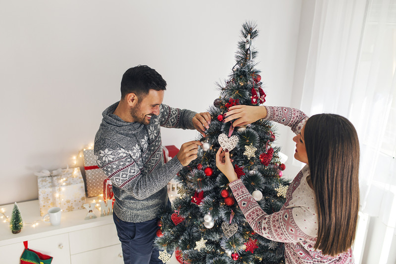Kiedy powinno się ubierać choinkę? Zasady, tradycje i współczesne zwyczaje