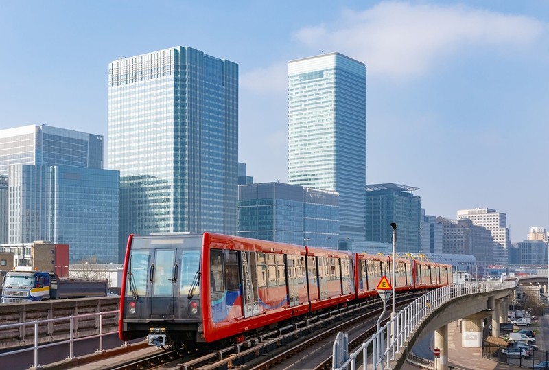 Dlaczego lekka kolej DLR nie występuje w innych częściach miasta?