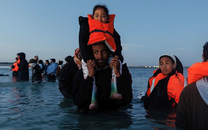 UK: Dzieci migrantów przybywających na łodziach będą sprawdzane, czy mają karty SIM w ustach