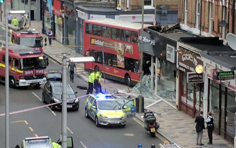 Londyn: Autobus wjechał w sklep w pobliżu Clapham Junction. Są ranni