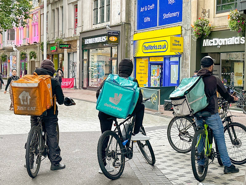 Kontrole w całym UK: 60 dostawców jedzenia na wynos zagrożonych deportacją za nielegalną pracę 