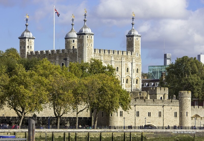 Londyn: Cztery osoby zatrzymano po ataku na gablotę w twierdzy Tower 