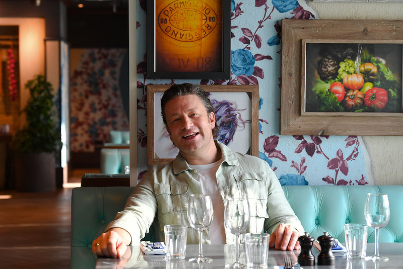 Jamie Oliver wznowi sieć swoich włoskich restauracji w UK siedem lat po jej upadku