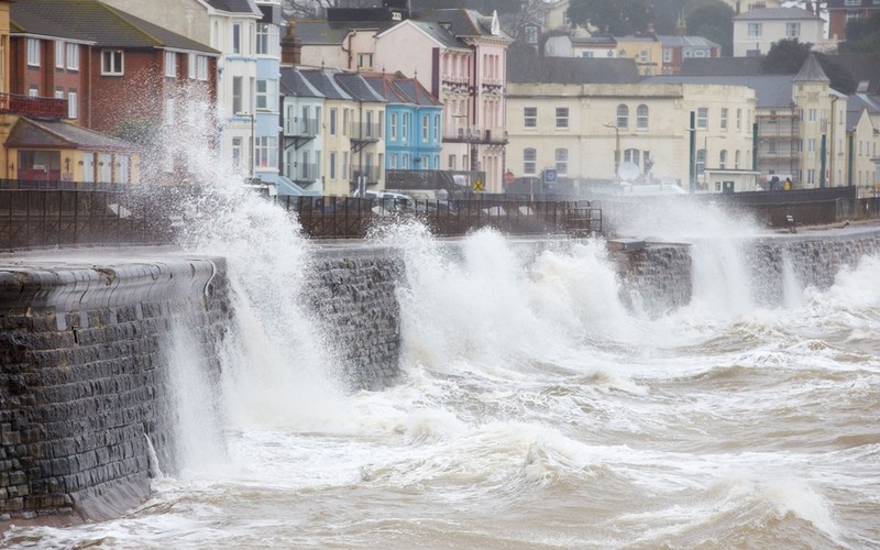 Huragan Bram: Ostrzeżenia przed silnymi wiatrami i ulewnymi opadami deszczu