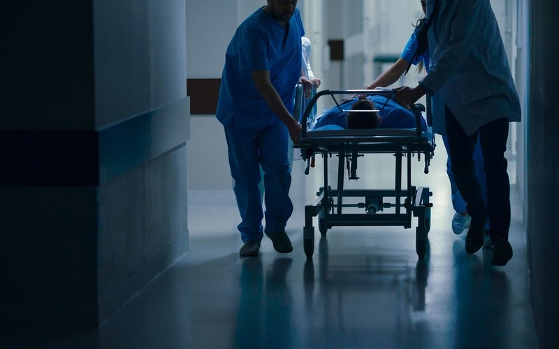 UK: 20% pacjentów na oddziałach ratunkowych leczonych jest w korytarzach lub poczekalniach