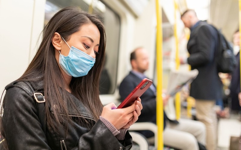 Eksperci krytykują zalecenie NHS, by osoby z objawami grypy "obowiązkowo" nosiły maseczki