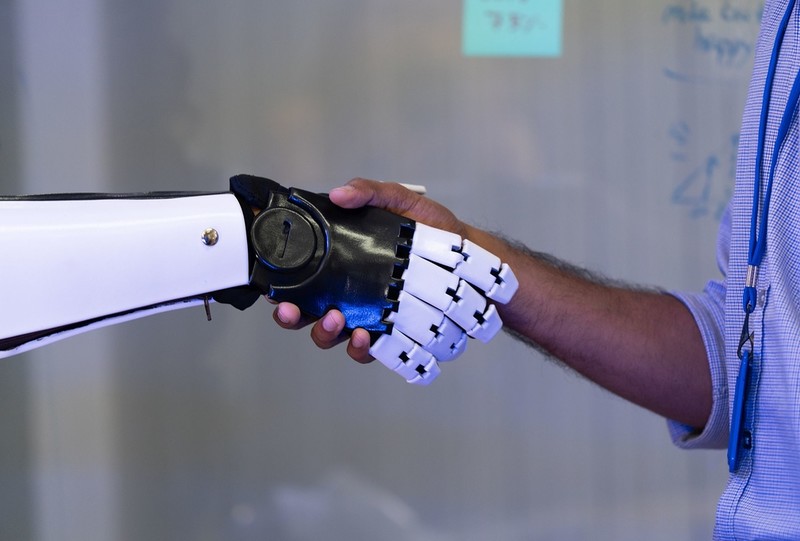 Ekspert: Sztuczna inteligencja niemal na pewno "zniszczy ludzkość" w ciągu stulecia