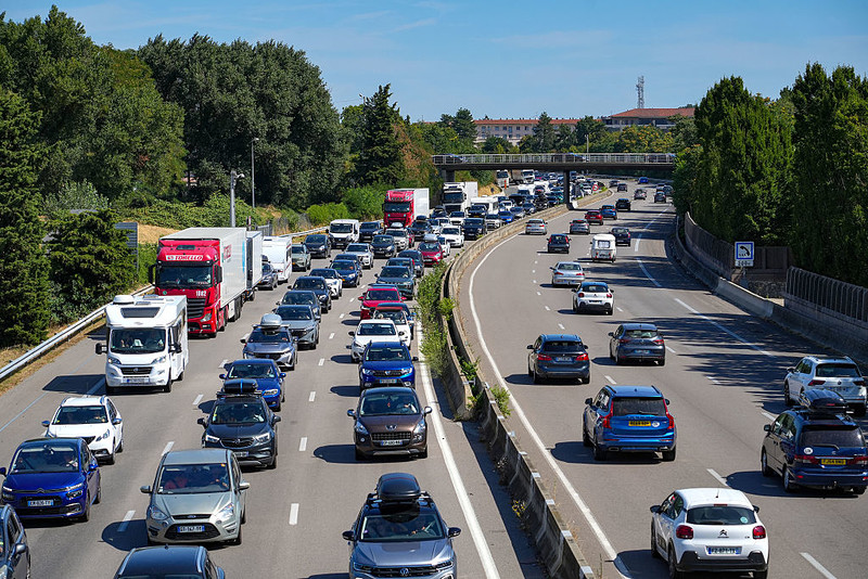 Komisja Europejska wycofuje się z całkowitego zakazu sprzedaży aut spalinowych w UE 