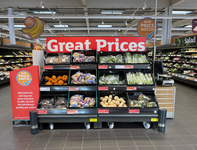 Supermarkety obniżają przed świętami ceny warzyw. Niektóre można kupić już za 5 pensów