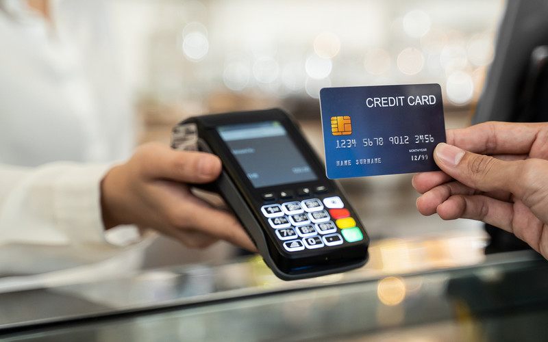 Limit 100 funtów dla kart zbliżeniowych zostanie zniesiony w UK już w przyszłym roku