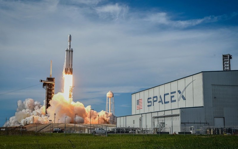 Eksplozja statku kosmicznego firmy SpaceX stworzyła zagrożenie dla ruchu lotniczego