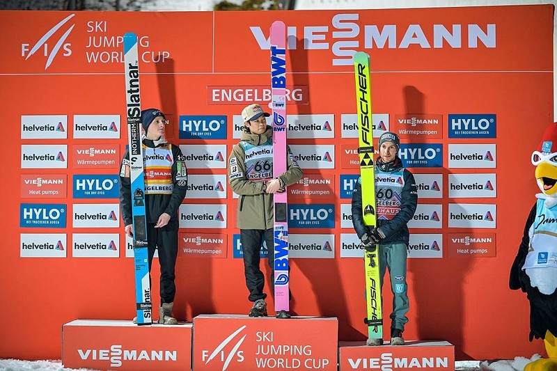 PŚ w skokach: Tomasiak piąty w Engelbergu, zwycięstwo Kobayashiego